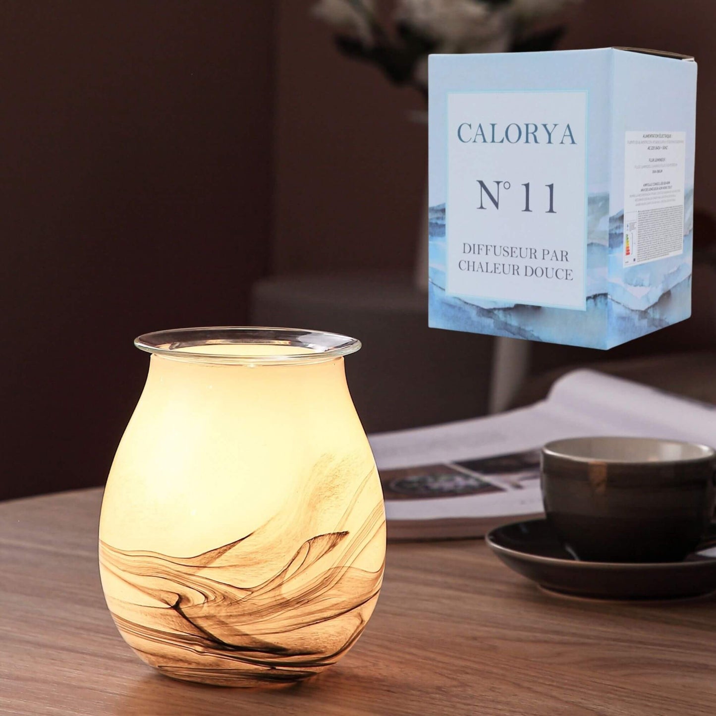 Calorya n°11 aromadiffuser met verlichting aan op tafel met doos