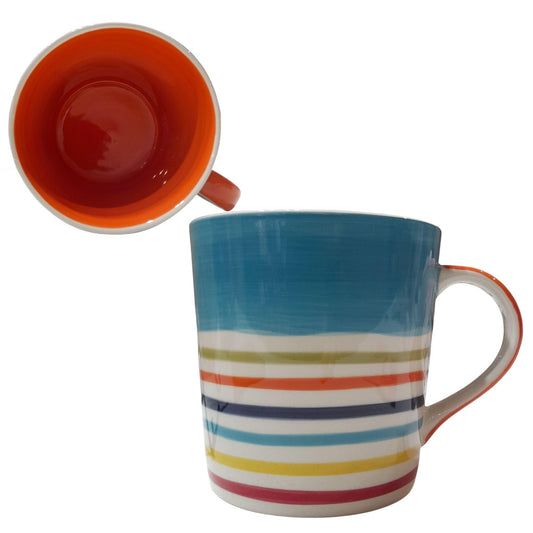 Robuuste handgeschilderde keramische mok van 400 ml met glanzende strepen en groot handvat, blauw gestreept van buiten, rood-oranje van binnen. Geschikt voor thee en koffie.