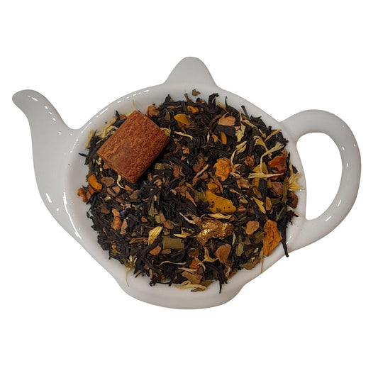Zwarte thee Cinnamon Sparkle met kaneel en fonkelende gouden suikerstukjes, een sprankelende blend vol warmte en zoetheid.
