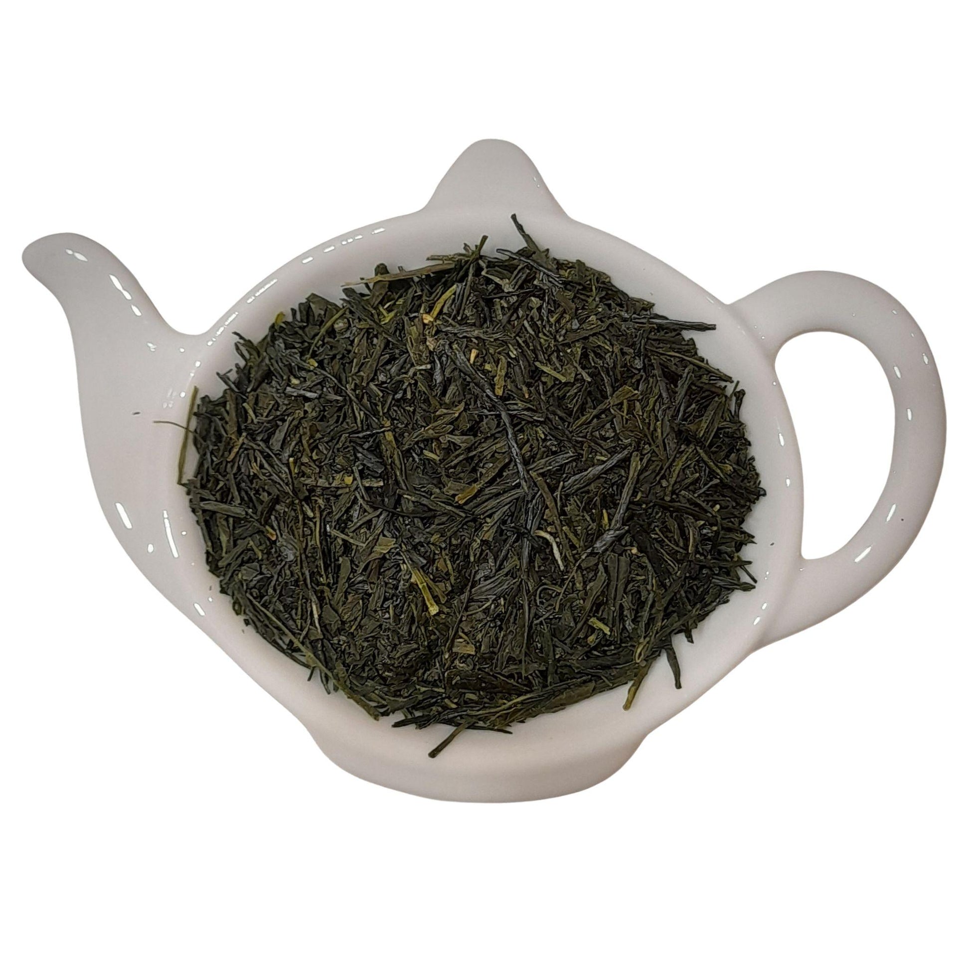 Japanse Sencha groene thee – losse bladeren en een kopje verse thee